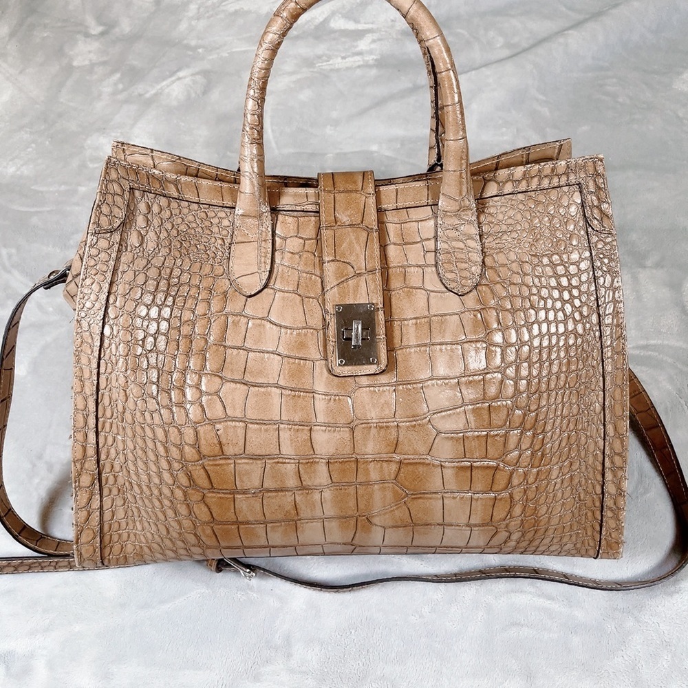 Italian designer Claudia Ferenze  leather made in Italy as shown in label